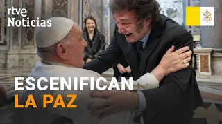 El PAPA FRANCISCO y el PRESIDENTE de ARGENTINA, JAVIER MILEI, se FUNDEN en un ABRAZO | RTVE Noticias