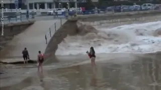 津波を舐めた女さん、案の定流されてしまう