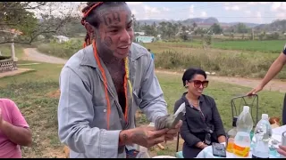 🇨🇺 Tekashi 6ix9ine regala miles de dólares a los pobladores de una comunidad en Pinar del Rio