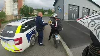 Keulien poliisin edestä! Poliisit pysäyttää!