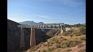 Tren Al Andalus y Talgos cruzando el antiguo puente ferroviario más alto de España. Arroyo Salado