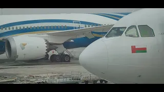 زحمة الطائرات في مطار مسقط الدولي Muscat airport busy take off, landing and taxiing
