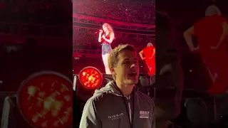 (轉載) Taylor swift concert 工作人員唱得比觀眾更high! 免費黃金聽歌位置 但竟然忍到不倒頭看！