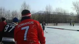Как в Красноярске играют в хоккей с мячом на валенках