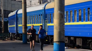 ЧC7-315 отправляется с поездом сообщением Запорожье-1-Киев.
