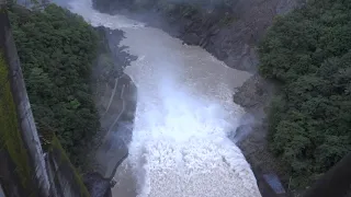 風屋ダム放流風景放流ゲート上部から