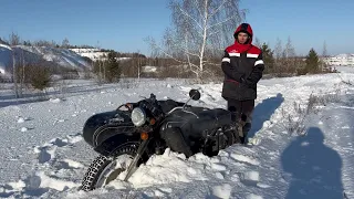 Мотоцикл Днепр в глубоком снегу