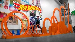 GIANT HOT WHEELS TRACK WITH MORE THAN 10 LOOPINGS - Brancoala