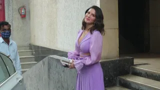 Sunny Leone Spotted At Juhu Aromas Cafe | Bollywood Videos