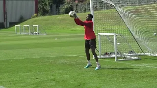 Barnsley F.C. | Goalkeeper Training | 1v1, Reaction & Double Saves