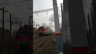 электровоз эп1м-685 отцепился от поезда и едет в тупик