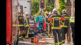 Fietsster zwaargewond na aanrijding met vrachtwagen Dorpsstraat Koudekerk aan den Rijn