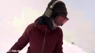 Сноубордистка не заметила, как сняла гнавшегося за ней медведя — видео