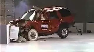 6. Bad Crash Test 5: Crash Test 1995 - 2004 Chevrolet Blazer , 1998 - 2001 GMC Envoy IIHS.wmv