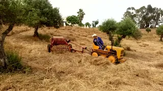 Foins au Portugal : tracteur chenille Venieri C302 28 ch et presse Garnier 836 basse densité ...
