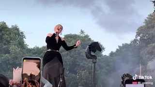 Adele twerking at Hyde Park show #twerking #adele