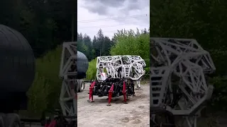 Chasing The Mondo Spider in Prosthesis giant mech suit!