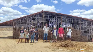 TRADIÇÃO NORDESTINA. VEJA TAPAGEM DE CASA DE TAIPA EM SÃO JOSÉ DO BELMONTE PERNAMBUCO.