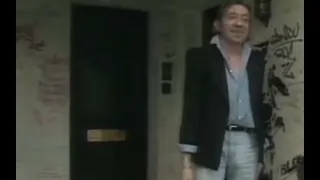 Gainsbourg devant chez lui en 1987