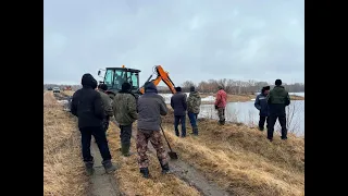 Один с сошкой десять с ложкой.Промыло плотину(