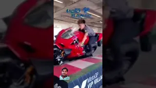 Young kid on a Panigale, playing Ride4. Motorbike simulator, Simulateur moto, Simulador de motogp