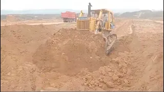 Bulldozer Komatsu D-155 sand pushing & cutting in action