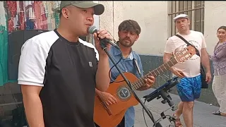 Sorprendente!! Turista Japonés se une a Músico Callejero Mira que pasa