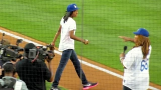 Mo'ne Davis Throws PERFECT First Pitch @Dodgers 9-2-14