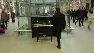 Pianista profesional tocando en publico, ¡¡increible como toca¡¡