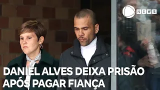 Daniel Alves deixa prisão após pagar fiança