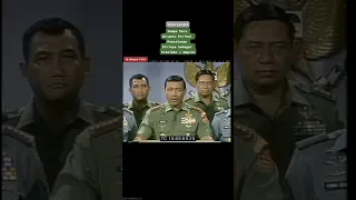 konfrensi pers bapak wiranto saat menjadi panglima TNI didampingi SBY muda dibelakangnya..