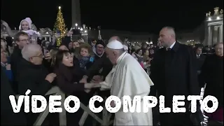 Papa Francisco dá tapa na mão de mulher ao ser agarrado no Vaticano