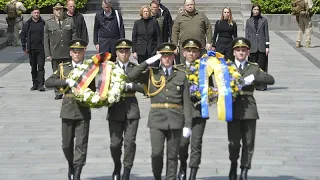 "Sehr bewegend": Bärbel Bas legt in Kiew zum Weltkriegsgedenken Kränze nieder