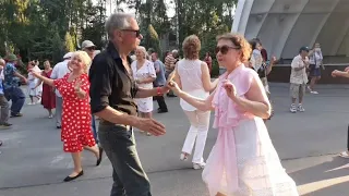 Туз, валет, король бубновый!🕺💃🌹/Танцы в парке Горького Харьков июнь 2021