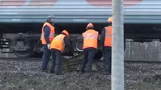 Пассажирский поезд сошел с рельс!