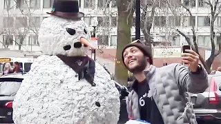 El Hombre de Nieve Espeluznante Llega a Boston