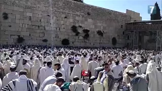 Thousands pray at the Western Wall on Jerusalem Day