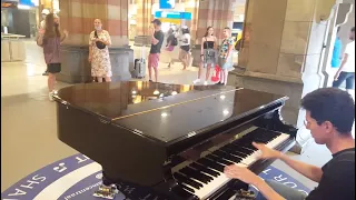 Freaky Talented Guy jumps into "Someone Like You" – Piano Cover with Singer & Dancer in Amsterdam