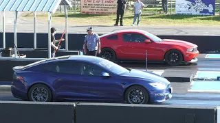 Tesla Plaid vs Mustang GT - drag racing