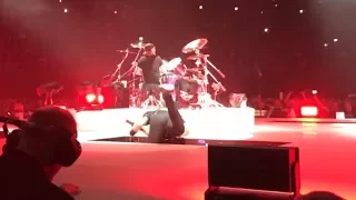 TREMENDA CAÍDA del cantante de METALLICA en vivo