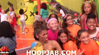 Spiderman Homecoming Star Zendaya Signs Autographs on Nickelodeon Orange Carpet. HoopJab