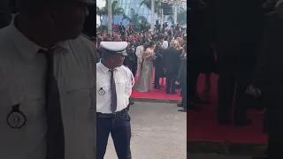 팬들을 만날 수 있게 해달라고 요청하는 지은  😭 #IU #아이유 #이지은 #LeeJieun  #broker #cannes2022