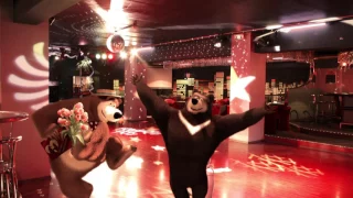 маша и медведь танцуют вместе со своими друзьями под музыку в клубе