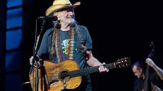 Willie Nelson & Family - Mammas Don't Let Your Babies Grow Up to Be Cowboys (Live at Farm Aid 2019)