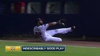 Heyward makes sliding grab in foul ground