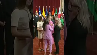 La actriz Meryl Streep conversa muy cercana con la Reina Letizia y sus hijas Leonor y Sofía