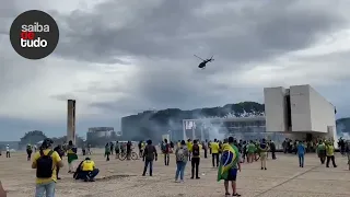 Helicóptero da Polícia Federal joga bombas de efeito moral em manifestantes