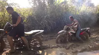 Motos Fangueando barro, Tx 200 Emprire vs Dt 200 Bera. solo en Venezuela