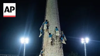Watch the bun tower climbing competition in Hong Kong