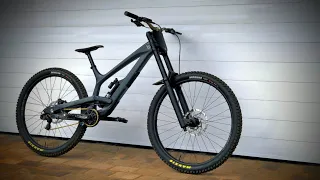 ANDEI EM UMA BIKE PROFISSIONAL DE DH - YT TUES